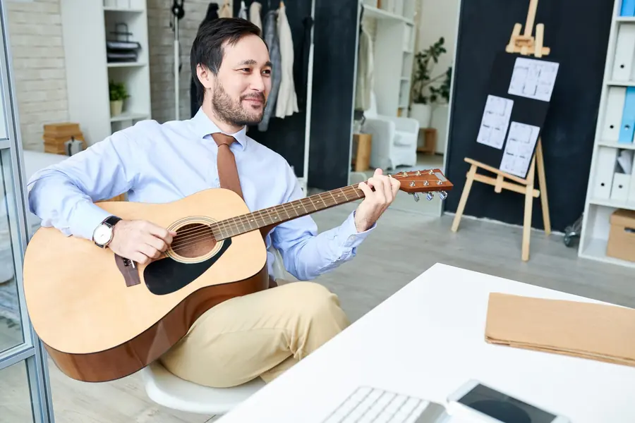 Foto ilustrativa: professor e escola de música
