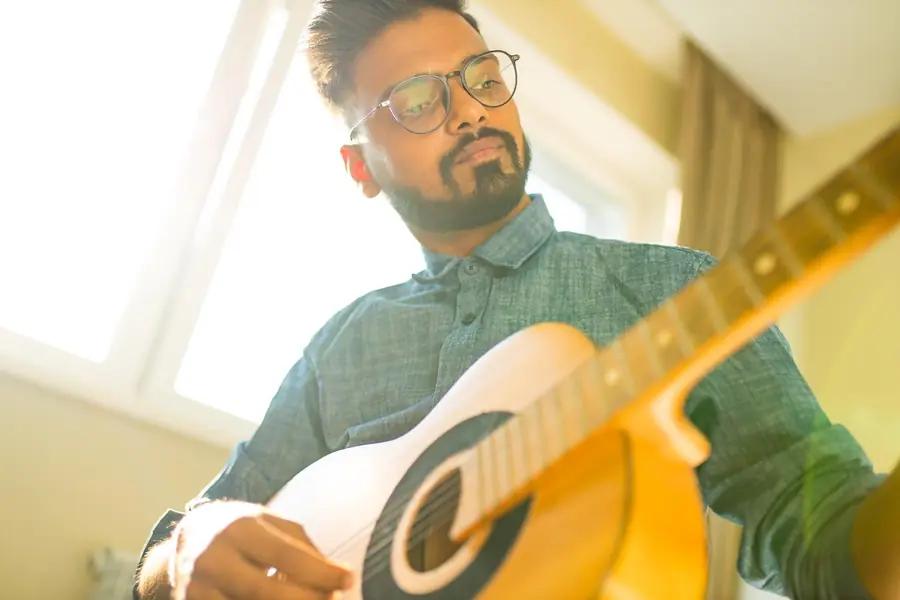 Foto ilustrativa: professor e escola de música