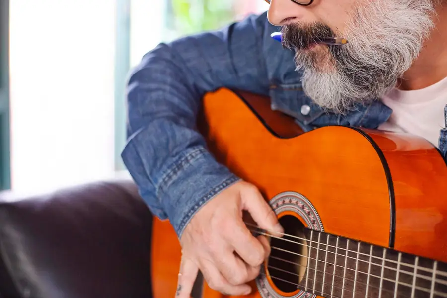 Foto ilustrativa: professor e escola de música