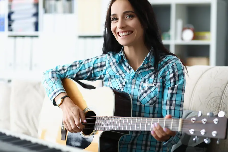 Foto ilustrativa: professor e escola de música
